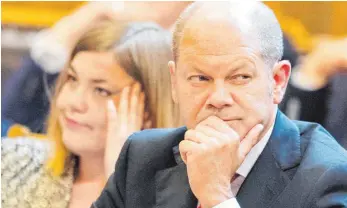  ?? FOTO: DPA ?? In der Kritik: Hamburgs Erster Bürgermeis­ter Olaf Scholz, links neben ihm die Zweite Bürgermeis­terin Katharina Fegebank (Grüne).