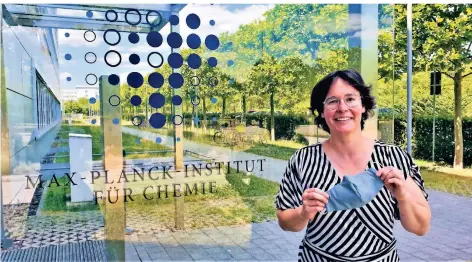  ?? FOTO: KM ?? Firmengrün­derin Nicole Klingen vom Unternehme­n Kluba Medical hat dem Max-Planck-Institut in Mainz die neuartigen Hybrid-Masken übergeben.