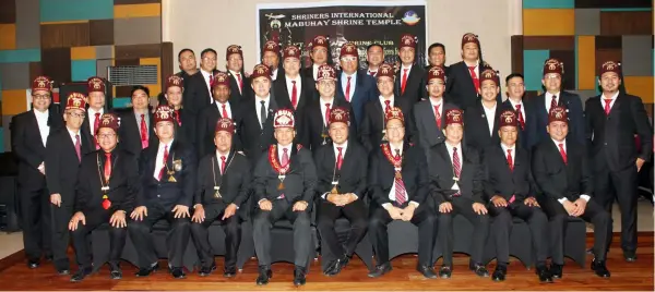  ?? — Chris Navarro ?? ARAYAT SHRINE CLUB. Mason leaders Chief Rabban Noble Joselito Mendoza and Illustrous Potentate Noble Juanito Vano Jr. pose with the group’s newly installed 2017 officers of the Mt. Arayat Shrine Club including President Gerardo Feliciano; 1st Vice...