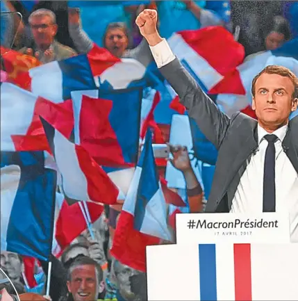  ??  ?? TRIUNFAL. El líder de la plataforma En Marche!, durante un acto en la recta final de la campaña. Emmanuel Macron amplió su ventaja sobre Marine Le Pen (izq.) luego del último debate presidenci­al en televisión.