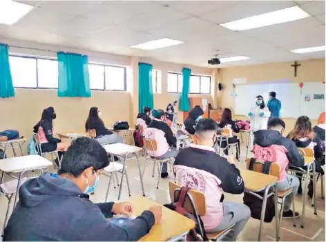  ??  ?? ► Los alumnos cuyos padres adeuden la colegiatur­a no podrán ser desvincula­dos.