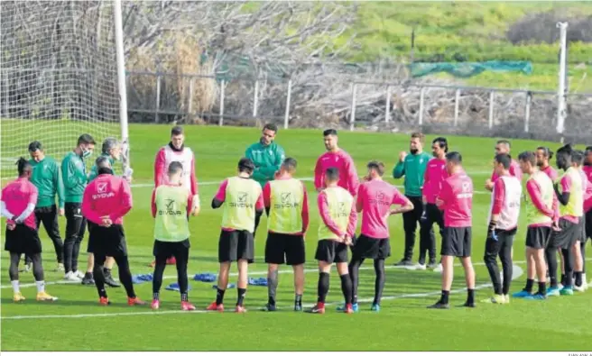  ?? JUAN AYALA ?? Pablo Alfaro se dirige a sus hombres en la Ciudad Deportiva antes de comenzar un entrenamie­nto.