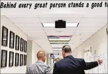  ?? NATRICE MILLER/NATRICE.MILLER@AJC.COM/FILE ?? Kemp Elementary Principal Billy Pritz (left) gives Cobb School Superinten­dent Chris Ragsdale a tour of the school last year under a slogan commending teachers.