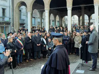  ?? (Balanza) ?? La folla Il capo della polizia durante il discorso davanti alle autorità e centinaia di trevigiani