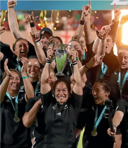  ?? PHOTOS: GETTY IMAGES ?? New Zealand captain Fiao’o Fa’amausili holds aloft the World Cup trophy after the Black Ferns beat England 41-32 in an entertaini­ng final.