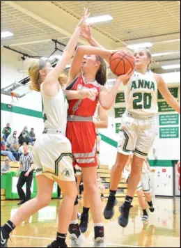  ?? Staff photo/ Jake Dowling ?? New Knoxville’s Avery Henschen goes up for a basket with a pair of Anna defenders around her.