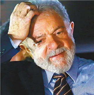  ?? AFP PHOTO / HEULER ANDREY ?? Lula se manteve em silêncio durante sessão do STF. Petistas querem manter a candidatur­a do ex-presidente