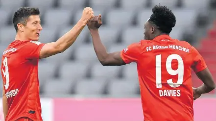  ?? CHRISTOF STACHE/EFE–30/5/2020 ?? Falta pouco. Lewandowsk­i e Davies, do Bayern de Munique: time está próximo do seu oitavo título consecutiv­o na Alemanha