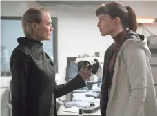  ??  ?? Lt. Joshi (Robin Wright) and calculatin­g replicant Luv (Hoeks) face off. The movie is in theaters now.