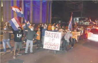  ??  ?? Manifestac­ión contra la corrupción e impunidad del 3 de junio pasado, frente al Panteón de los Héroes, que motivó el procesamie­nto de cuatro activistas sociales.