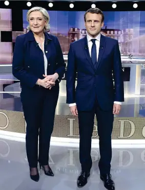  ??  ?? Marine Le Pen ed Emmanuel Macron, i candidati alle elezioni presidenzi­ali in Francia prima del dibattito in tv
