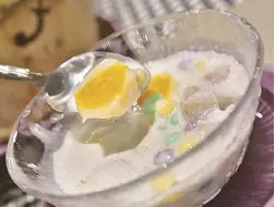  ??  ?? This coconut-based dessert is similar to our ginataang bilobilo but with salted egg.