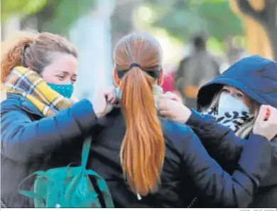  ?? FOTOS: JOSUÉ CORREA ?? Tres mujeres con las bufandas bien caladas para hacer frente a los rigores invernales.