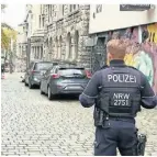  ?? FOTO: DPA ?? Einsatzkrä­fte der Polizei stehen am Rabbinerha­us in Essen.