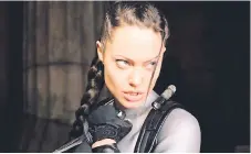  ??  ?? Jolie se sometió a pruebas de drogas por el papel de Lara Croft.
