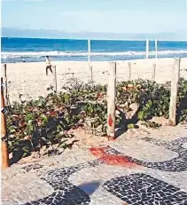  ??  ?? no calçadão de ipanema, a mancha de sangue onde houve o ataque