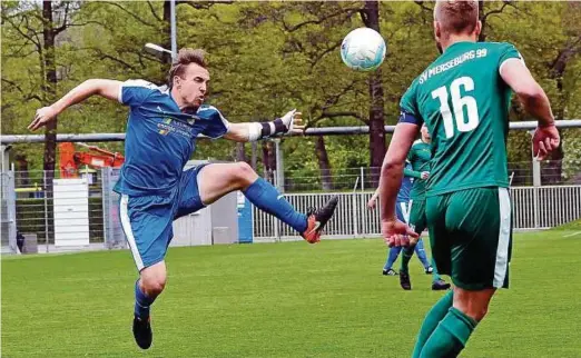  ?? Foto: Peter Poser ?? Mit vollem Einsatz: Florian Giebel vor Merseburgs Kapitän Martin Fiebiger.