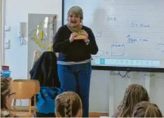  ?? Foto: Simone Aurnhammer ?? Autorin Anja Janotta bereitete den Grundschul­kindern in Wolferstad­t eine amüsante und spannende Lesung. Zudem machte sie mit einem besonderen Thema vertraut.