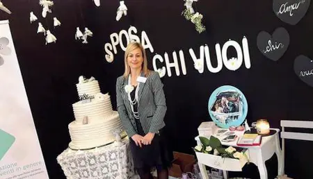  ??  ?? La wedding planner Silvia Cassini, impiegata veronese con l’hobby di organizzar­e matrimoni, nel suo stand a Verona Sposi