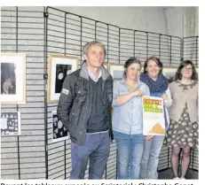  ??  ?? Devant les tableaux exposés au Scriptoria­l : Christophe Gonet de Canopé, Stéphanie Lemaître bibliothéc­aire à Avranches et référente sur ce projet, Anne Tenhaef, responsabl­e « public » des musées et patrimoine d’Avranches et Manon Troussier stagiaire.