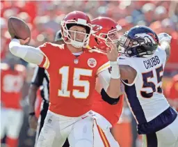  ?? ORLIN WAGNER/AP ?? Chiefs quarterbac­k Patrick Mahomes throws a pass under pressure from Broncos linebacker Bradley Chubb on Sunday in Kansas City, Mo.