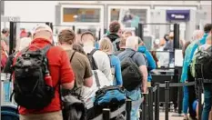  ?? David Zalubowski / Associated Press ?? U.S. airlines and travelers have had to deal with numerous flight cancellati­ons due to storms and worker shortages.