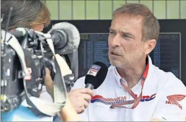  ??  ?? Livio Suppo ofrece una entrevista a ‘Sky Sports’ en su época como jefe de equipo del Repsol Honda.