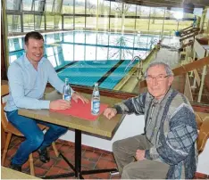  ?? Foto: Ronald Hummel ?? Im Jahr 1975 wurde das Almarin gebaut, Ernst Dollmann (rechts) zum Schwimm Meister ernannt und Michael Gumpp (links), einer der Initiatore­n der Neuaufnahm­e des Badebetrie­bs, geboren.