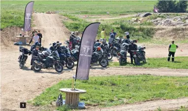  ??  ?? 1 Trois ateliers séparaient les étudiants du jour lors de la première partie de la journée, dédiée aux passages techniques. 2 Je me suis mis dans la peau de l’un des participan­ts, avec une Explorer 1200 prêtée par Triumph. Une bonne surprise. 3 La...