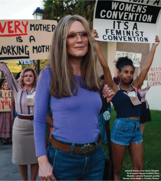  ??  ?? Julianne Moore como Gloria Steinem. En el reparto figuran también Alicia Vikander, Lorraine Toussaint, Janelle Monáe, Bette Midler y Timothy Hutton.