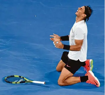  ?? Foto: dpa ?? Erschöpft und überwältig­t: Rafael Nadal nach seinem Halbfinal Sieg gegen den Bulgaren Grigor Dimitrow.