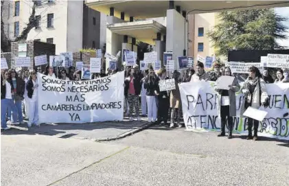  ?? SAMUEL SÁNCHEZ ?? Protesta a las puertas del centro en el día de ayer.