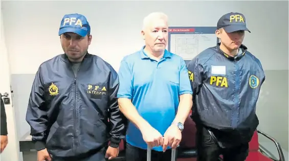  ??  ?? Detenido. Carlos Cortéz, acusado de ser testaferro de Muñoz, quedó arrestado ayer por Interpol en el aeropuerto internacio­nal de Ezeiza.