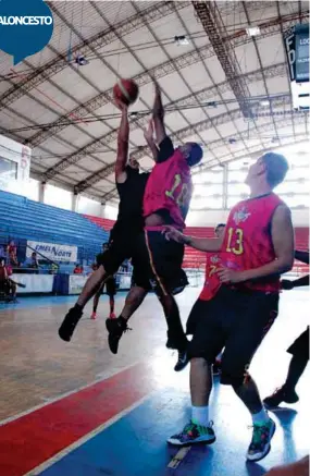  ??  ?? CANASTA. En el Coliseo Luis Leoro Franco se juegan los cotejos finales del torneo para los docentes y una fecha más del campeonato de exalumnos.