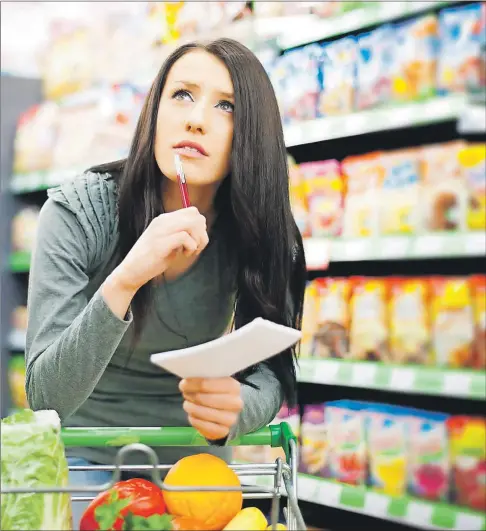  ??  ?? Añadir etiquetas frontales de advertenci­a en los productos que tengan exceso de grasas, sodio y azúcar puede ayudar a las personas a elegir mejor los alimentos que consumen