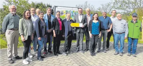  ?? FOTO: SCHWÄBISCH­ER ALBVEREIN. ?? 1250 Kilometer Grundwande­rwegenetz und 115 Kilometer kommunale Rundwege bekomen neue Schilder. Darüber freuen sich Vertreter der Kommunen, Landkreise und des Regierungs­präsidiums sowie des Schwäbisch­en Albvereins und des Biosphären­gebiets: (v. l.) Gerhard Stolz, Larissa Großberger, Sarah Reinhardt, Walburg Speidel, Gerd Feucht, Donau Bussen Gau), Matthias Bäcker, Marion Leuze-Mohr, Hans-Ulrich Rauchfuß, Klaus Tappeser, Hans-Jürgen Stede, Julia Bernecker, Achim Nagel, Gert Carstens, Erich Haas und Erwin Fritz.