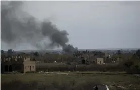  ?? FOTO: TT-AP/MAYA ALLERUZZO ?? ■Svart rök reser sig mot himlen efter en bombning av IS sista fäste i syriska al-Baghuz, som nu har fallit, enligt den kurdiskled­da USA-stödda SDFallians­en.