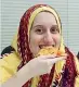 ??  ?? In Somalia Silvia Romano, 24 anni, mangia la sua prima pizza dopo la liberazion­e all’ambasciata italiana