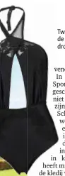  ?? FOTO'S RR ?? Twee exacte kopieën van de outfits die de meisjes droegen.