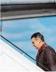  ?? Foto: G. Fischer, dpa ?? Diplomatis­cher Einsatz am Golf: Außen minister Sigmar Gabriel vor dem Abflug nach Saudi Arabien.