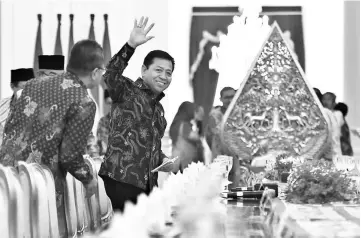 ??  ?? File photo of Setya waving before meeting with Indonesian President Joko Widodo at the Presidenti­al Palace in Jakarta. — Reuters photo