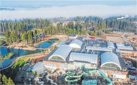  ?? FOTO: DPA ?? Blick auf den Center Parcs Allgäu mit Erlebnisba­d und künstliche­m See. Seit Anfang Oktober ist die Anlage geöffnet, doch in den Ferienhäus­ern gab es Probleme mit der Heizung und der Wasservers­orgung. Die Park-Leitung hat nun Gäste wieder ausgeladen, um den Ursachen der Störungen auf den Grund zu gehen.