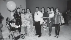  ??  ?? > Norma Dávalos Valdez y Miguel Ángel Santos Flores con sus familiares.