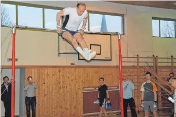  ?? FOTO: ENGELBERT WEBER ?? Der ehemalige erfolgreic­he Kunstturne­r Eberhard Gienger zeigte den jungen Turnern des TV Eisenharz, dass er mit 67 Jahren noch immer sportlich unterwegs ist.