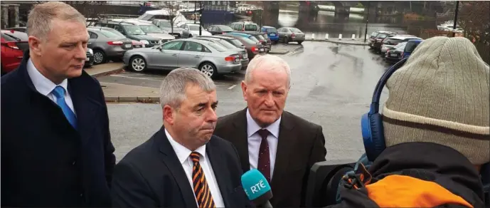  ??  ?? Minister of State Kevin ‘Boxer’ Moran pictured in Carrick-on-Shannon on Monday morning with Deputy Martin Kenny and Deputy Tony McLoughlin.