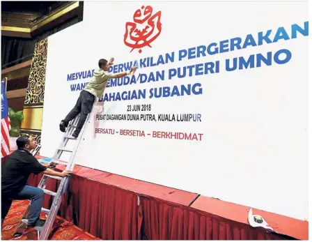  ??  ?? All set: Workers preparing the stage for the Subang Umno division meeting at PWTC.