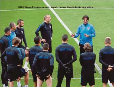  ??  ?? DALIC (kanan) berkata sesuatu kepada pemain Croatia ketika sesi latihan.