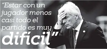  ?? AFP ?? José Pékerman muestra su decepción por el mal funcionami­ento de Colombia en el partido contra Japón.