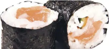  ??  ?? So hat sie fast jeder schon probiert: In Nori-Algenblätt­er eingewicke­lte Sushi-Rollen.