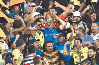  ?? MARCELO CARROLL / ENVIADO ESPECIAL ?? A pleno. La barra brava de Boca, anoche, se hizo sentir en el Centenario.